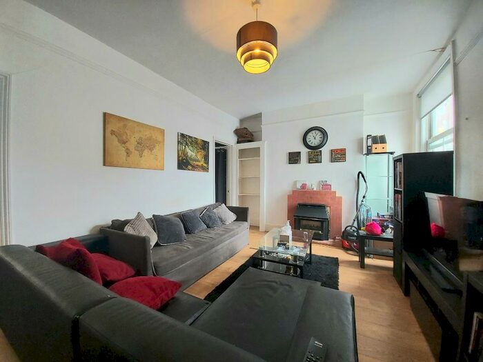 2 Bedroom Flat To Rent In High Street, Sutton, Surrey, SM1