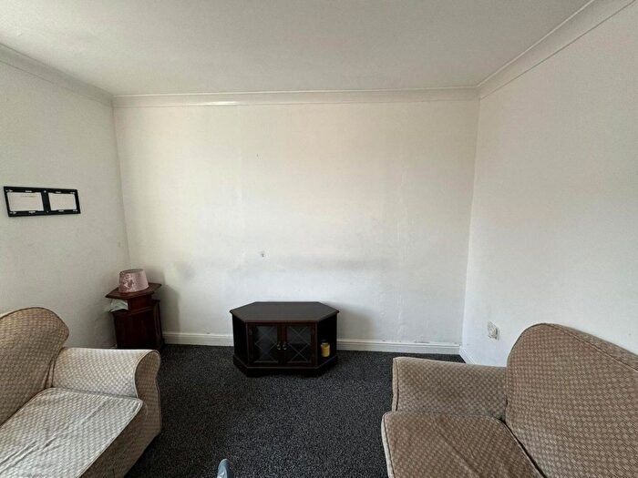 2 Bedroom Flat To Rent In Whingate Grove, Armley, Leeds, LS12