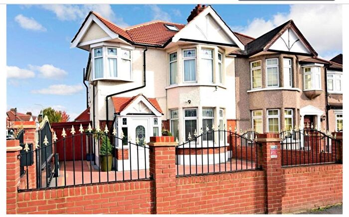 4 Bedroom End Of Terrace House To Rent In Woodford Avenue, Ilford, IG2