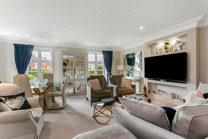 2 Bedroom Flat For Sale In Kingswood, Ascot, SL5