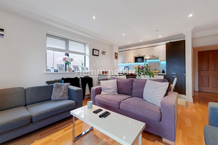 2 Bedroom Flat To Rent In Maple Leaf Court, Palmers Green, N13