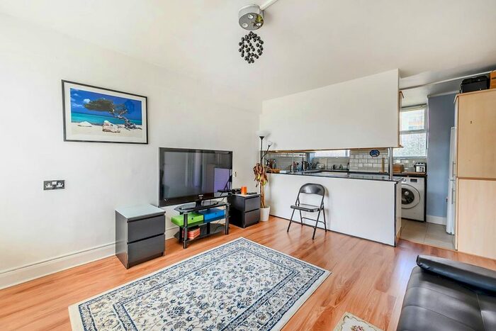 1 Bedroom Flat To Rent In Churchill Gardens, Pimlico, London SW1V