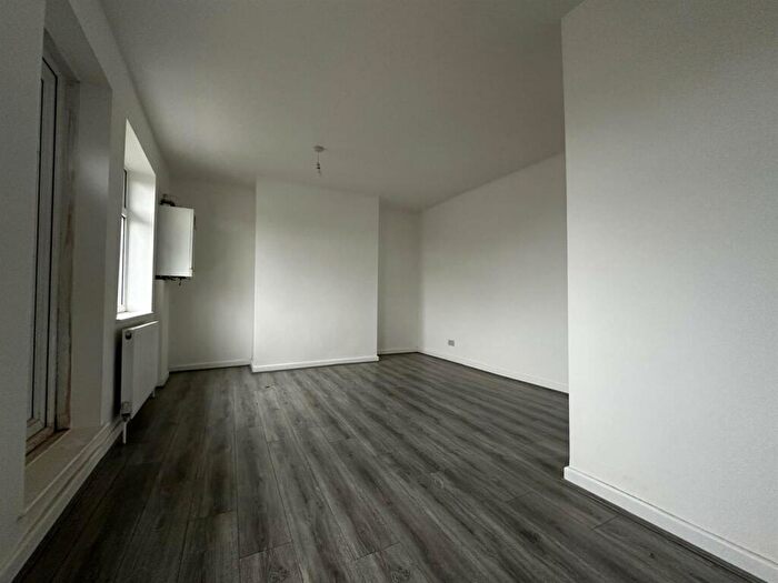 3 Bedroom Flat To Rent In Stanley Grove, Manchester, M18