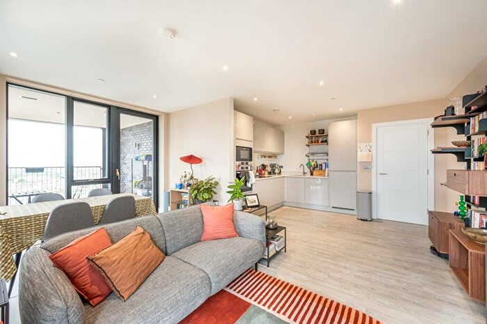 2 Bedroom Flat To Rent In Juniper House, Walthamstow, London, E17