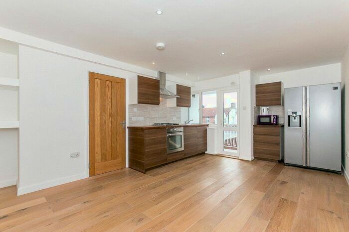 1 Bedroom Flat To Rent In Broadwalk, Crawley, West Sussex, RH10