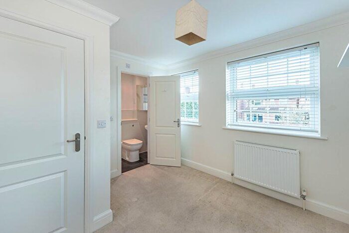 3 Bedroom End Of Terrace House For Sale In Jubilee Gardens, Tring, HP23