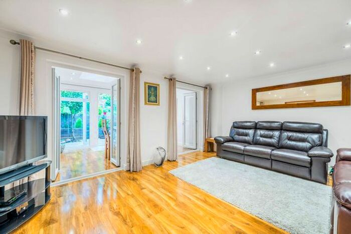 2 Bedroom Flat To Rent In Orchard Close, Notting Hill, London, W10