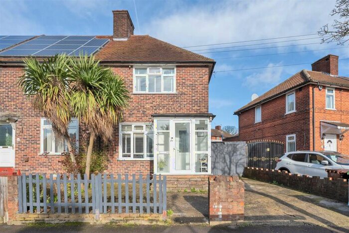 2 Bedroom End Of Terrace House To Rent In Bluehouse Road, Chingford, E4
