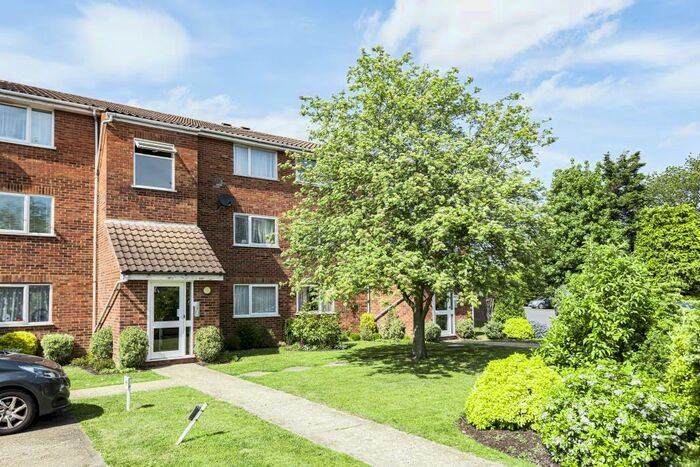 1 Bedroom Apartment To Rent In Shurland Avenue, Barnet, EN4