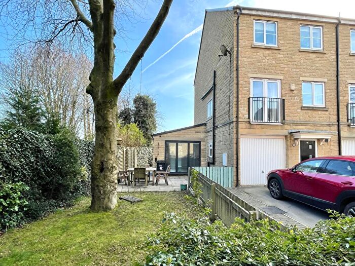 4 Bedroom End Of Terrace House For Sale In Miners Way, Halifax, HX3