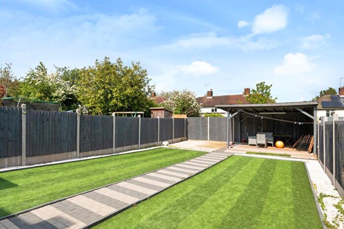 3 Bedroom Semi-Detached House To Rent In Oakleigh Road North, Whetstone, N20