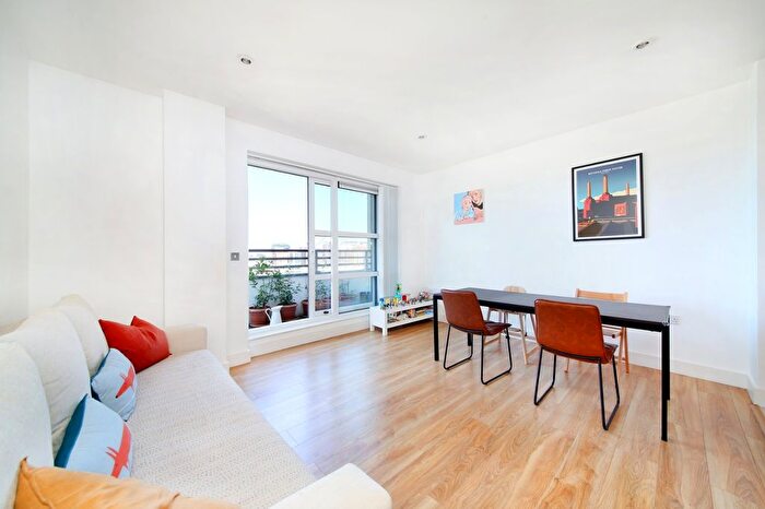 2 Bedroom Flat To Rent In Cornell Square, Battersea Park, SW8
