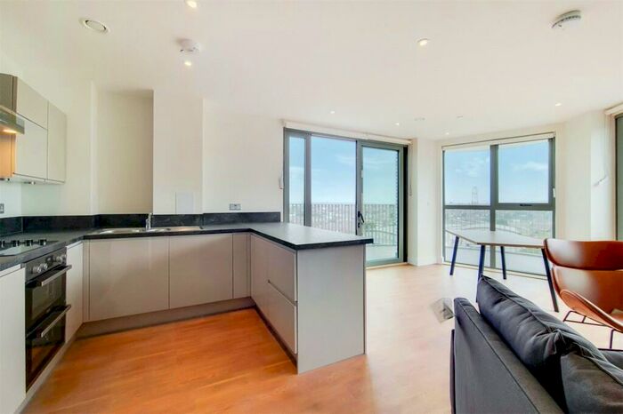 3 Bedroom Apartment To Rent In Green Street, London, NW10