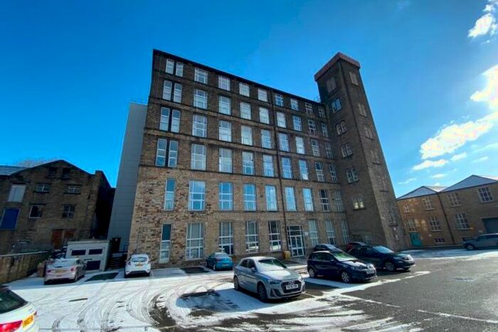 2 Bedroom Flat To Rent In Savile Court, Savile Street, Huddersfield, West Yorkshire, HD3