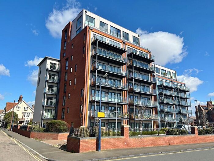 2 Bedroom Flat For Sale In Hamilton Gardens, Felixstowe, IP11