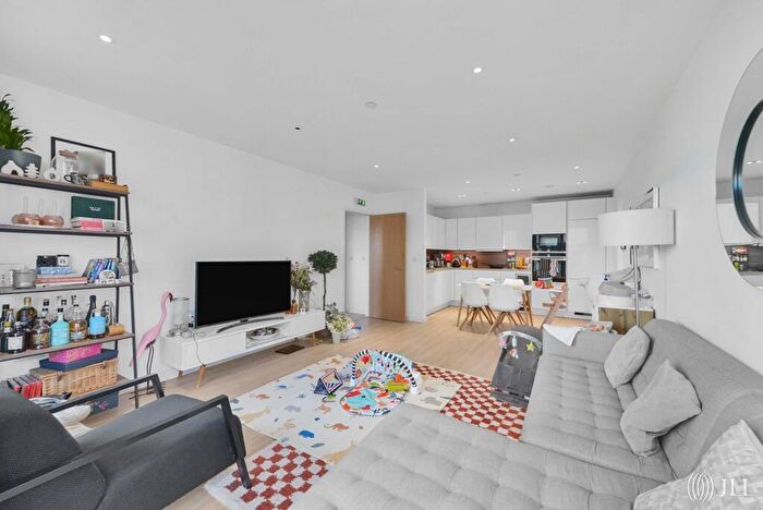 2 Bedroom Apartment For Sale In Skyline Apartments, Devan Grove, N4