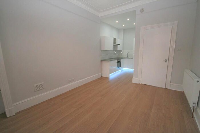 1 Bedroom Apartment To Rent In Holmlea Road, Bright Bedroom Unfurnished Apartment, Cathcart - Available //, G44