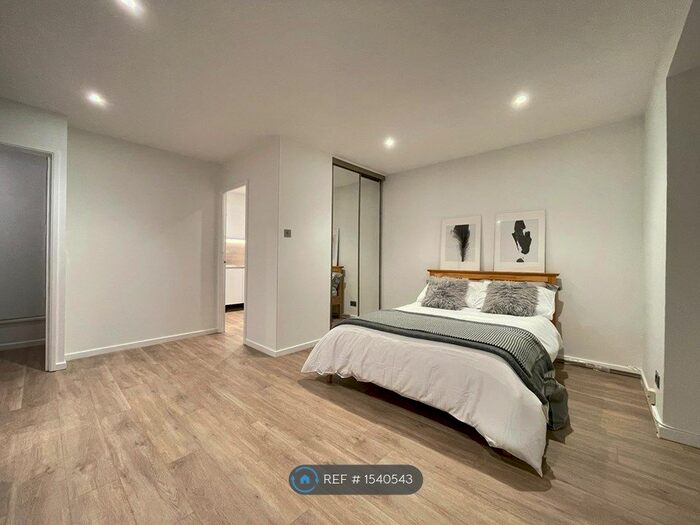 Studio To Rent In Gresham Way, London, SW19