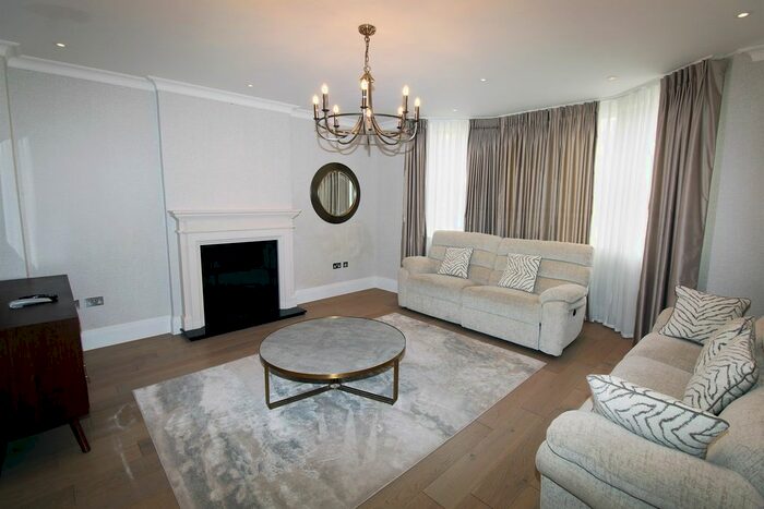 4 Bedroom Property To Rent In Barrons Chase, Richmond, TW10