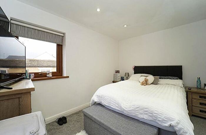 2 Bedroom Flat To Rent In Cross Chapel Street, Leeds, LS6