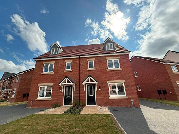 4 Bedroom Semi Detached House To Rent In Hawkers Place, Hucknall, NG15