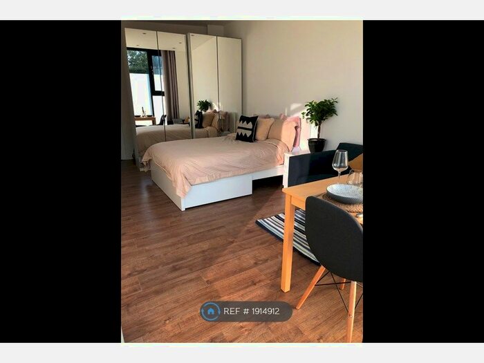 Studio To Rent In Tea Building, London, SE4