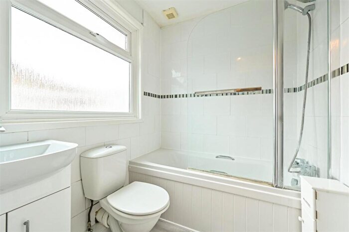 1 Bedroom Flat For Sale In Charles Street, Petersfield, GU32
