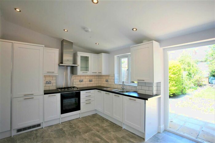 2 Bedroom Property To Rent In Bertal Road, Earlsfield, SW17