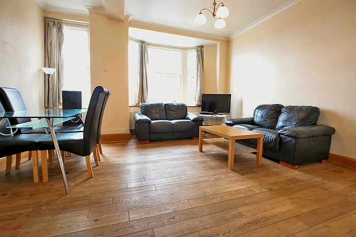 3 Bedroom Flat To Rent In Queensway, London, W2