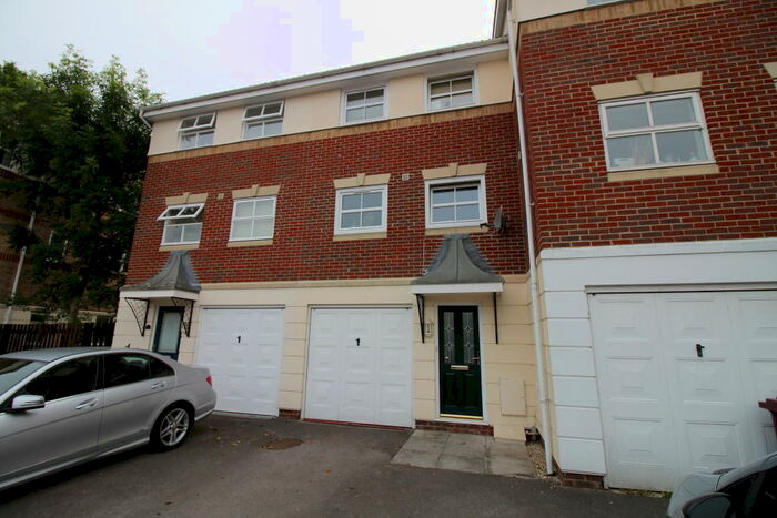 3 Bedroom Town House To Rent In Chichester, PO19