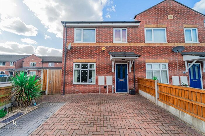 3 Bedroom End Of Terrace House To Rent In Poets Close, Salford, M6