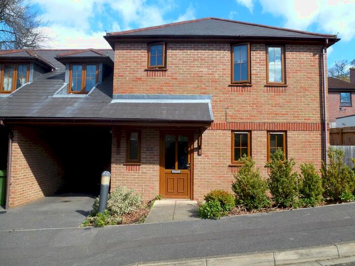 4 Bedroom Link Detached House To Rent In Tamarisk Gardens, Southampton, SO18