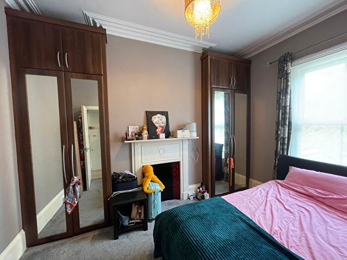 1 Bedroom Flat To Rent In Hammersmith Grove, Hammersmith, London, W6