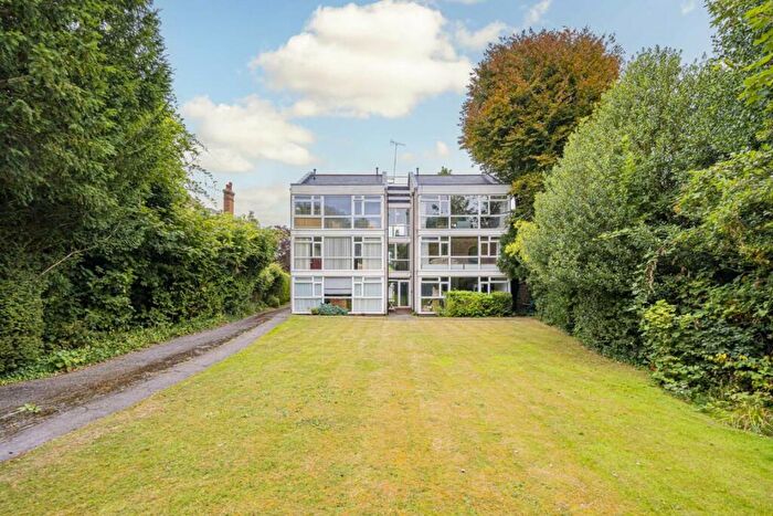 2 Bedroom Flat For Sale In Palace Road, East Molesey, KT8