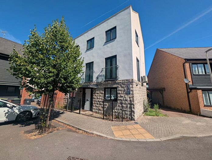4 Bedroom Semi Detached House For Sale In Hawley Drive, Leybourne, West Malling, ME19