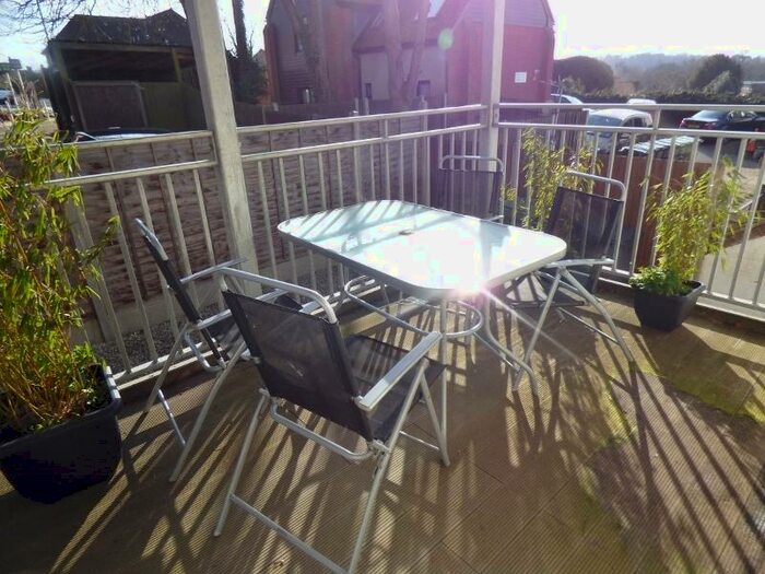 1 Bedroom Flat To Rent In Leatherhead, KT22