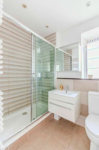 2 Bedroom Flat To Rent In Clapham Road, Clapham North, London, SW9