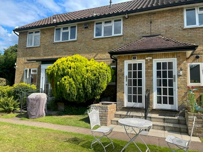 2 Bedroom Flat To Rent In Belvedere Close, Esher, Surrey, KT10