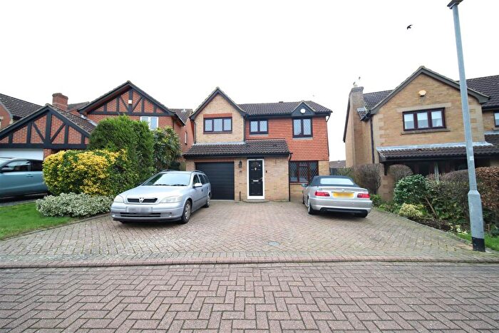 4 Bedroom Semi-Detached House To Rent In Whitebeam Close, Cheshunt, Waltham Cross, EN7