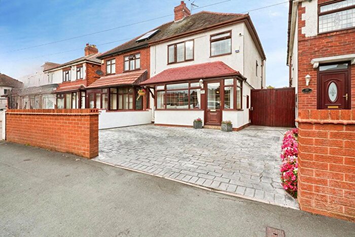 3 Bedroom Semi-detached House For Sale In Reedswood Lane, Walsall, West Midlands, WS2