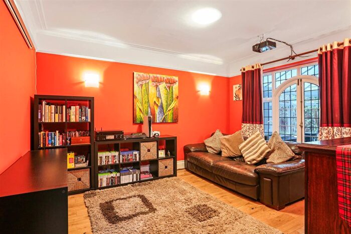 4 Bedroom Detached House For Sale In The Crescent, Belmont, Sutton, SM2