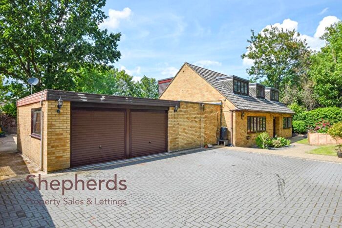 3 Bedroom Maisonette For Sale In Warwick Drive - Ground Floor Garden Apartment, EN8