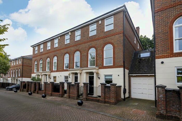 4 Bedroom Town House To Rent In King George Square, Richmond, TW10