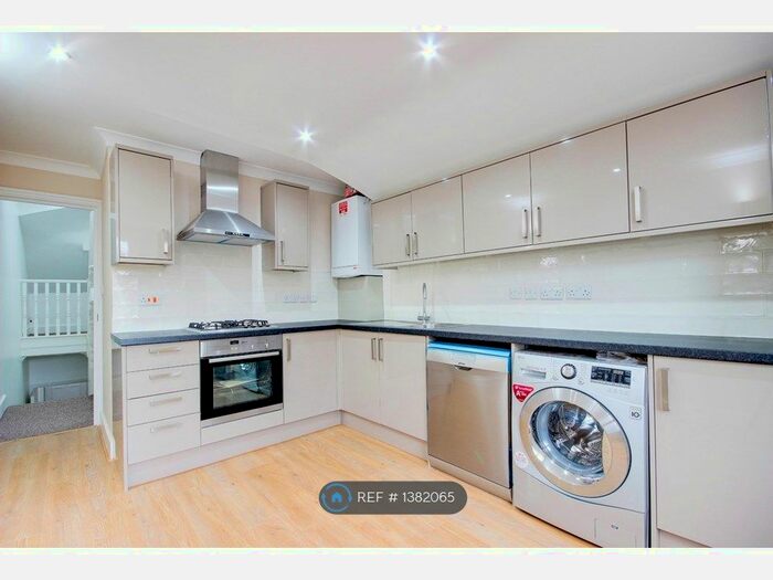 3 Bedroom End Of Terrace House To Rent In Kemeys Street, London, E9
