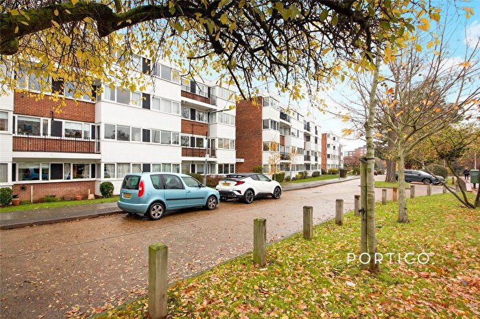 Studio To Rent In New Wanstead, London, E11