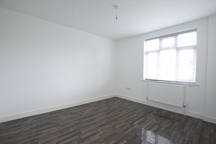 6 Bedroom Semi-Detached House To Rent In Hainault Road, Romford, RM5