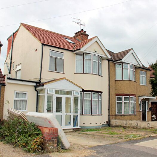 3 Bedroom Ground Maisonette To Rent In Barchester Road, Harrow Weald, HA3