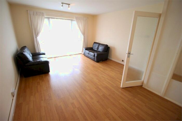 2 Bedroom Maisonette To Rent In Whitchurch Lane, Edgware, HA8