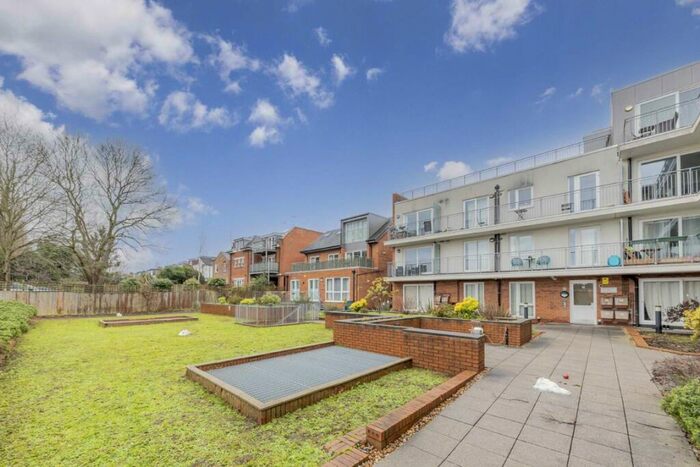 2 Bedroom Flat To Rent In Lankaster Gardens, London, N2