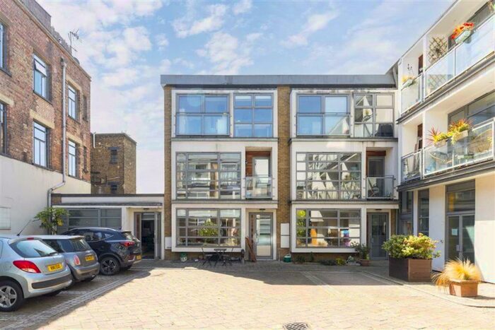 3 Bedroom Maisonette To Rent In Tanners Yard, Bethnal Green, E2